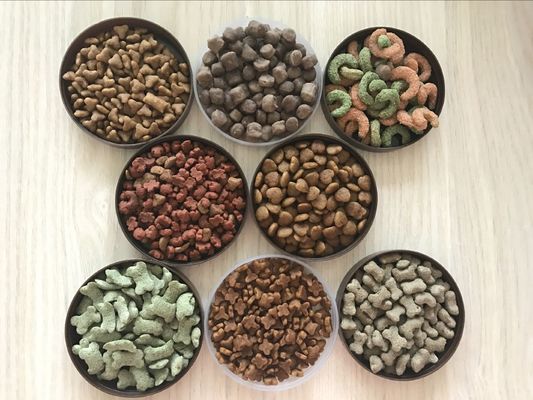 Machine à extruder les aliments pour animaux de compagnie pour la fabrication automatique complète des aliments pour chats et chiens dans les fermes